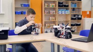 工程教室制造机器人的学生。 机器人技术教育。